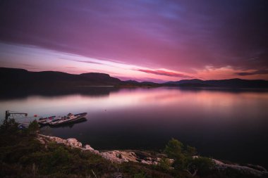 Foldsjoen göl kıyısında kuru, Norveç orta. Fantastik şekilleri eski sahilde kökleri.