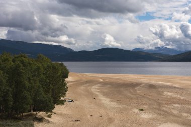 Ranheim, Norveç tarım alanları üzerinde çift gökkuşağı. Sarı buğday ve fırtınalı hava sonra karanlık gökyüzü.