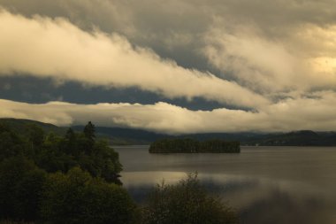 Jonsvatnet göl suları günbatımı gökyüzü yansımalar. Orta Norveç. Altın saat zaman.