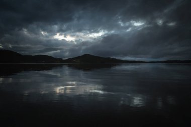 Trondheim, Norveç Jonsvatnet shore gölün saat akşam.