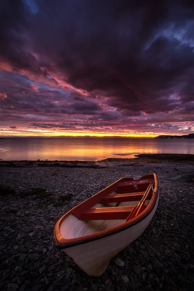 Barco Remo Margem Fiorde Hora Pôr Sol Verão Norueguês — Fotografia de Stock