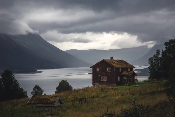 Küçük yerleşim Gjevilvatnet Gölü Trollheimen Dağları, milli park alanı'nda yukarıda. Norveç ahşap mimarisi.