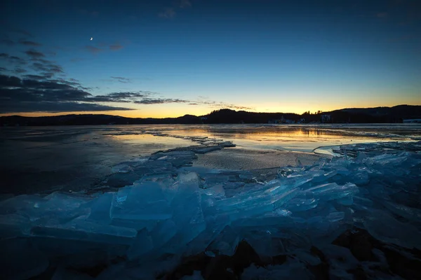 挪威特隆德海姆地区 Jonsvatnet 湖的冰冻海岸 日落和蓝色小时时间 — 图库照片