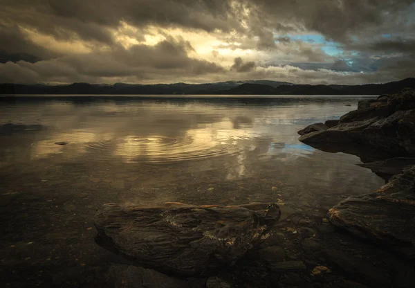 Céu Pôr Sol Reflete Nas Águas Lago Jonsvatnet Noruega Média — Fotografia de Stock