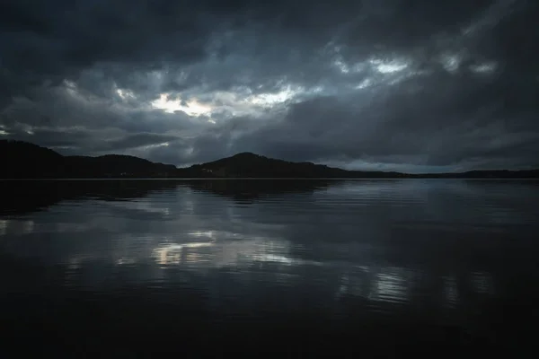 Trondheim, Norveç Jonsvatnet shore gölün saat akşam.