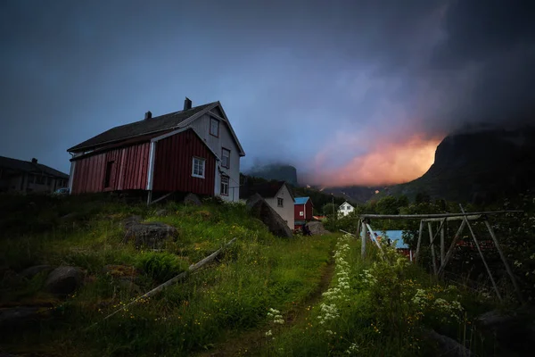 夏の夜は 小さな Fishong 村ロフォーテン諸島の Nusfjord ノルウェー — ストック写真