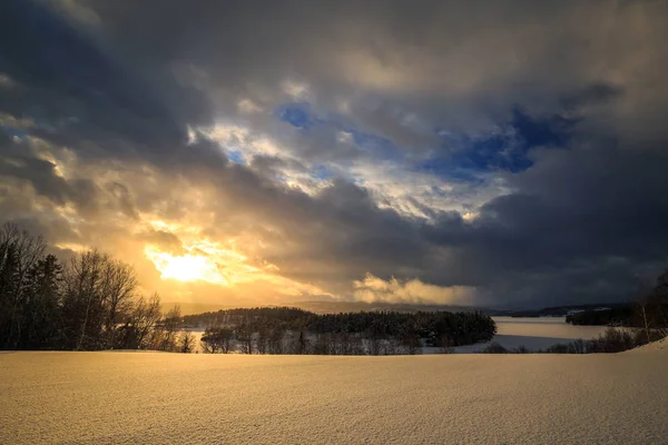 ノルウェーの Jonsvatnet 湖の近くの冬時間で夕焼け空 フィールドと空の上雲の上雪カバー トロンヘイム周辺地域 — ストック写真