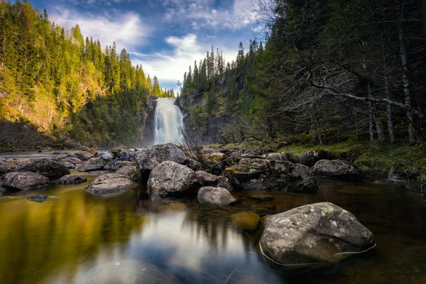 Storfossen şelale boreal orman içinde. Homla Nehri, açık havada, Norveççe yaz saati.