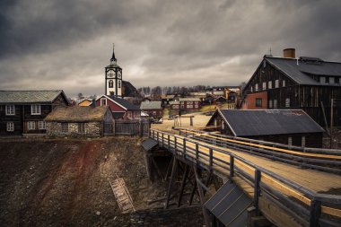 Roros kiliseyle görüntüleyin. İskandinav özgün mimarisi. Norveççe, eski maden kasabası. UNESCO Dünya Mirası tarafından listelenen.