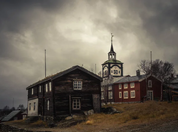 Roros kiliseyle görüntüleyin. İskandinav özgün mimarisi. Norveççe, eski maden kasabası. UNESCO Dünya Mirası tarafından listelenen.