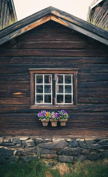 Традиционная Архитектура Деревянных Домов Роросе Норвегия Старые Деревянные Окна Цветы — стоковое фото