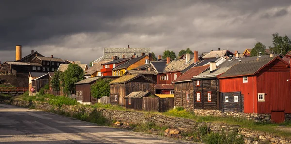 Maden kasabası Roros Norveç'te eski sokak mimarisi. Ahşap, renkli binalar. UNESCO Dünya Mirası Listesi.