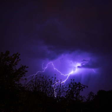 Yaz fırtınalı gece harika ışık gösterisi ile. Yaz Polonya.