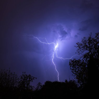 Yaz fırtınalı gece harika ışık gösterisi ile. Yaz Polonya.