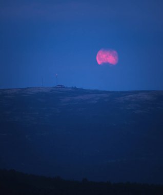 Yaz beyaz gece ve sisli yatay, dolunay Nordgruvefeltet araştırma alanında orta Norveç'te. Sihirli ruh geç yaz gecesi.