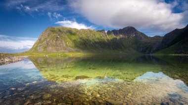 Eggum - crystal lake yüksek dağlarla çevrili şaşırtıcı yakın Nedre Heimredalsvatnet alanı. Yaz tatili Lofoten Adaları Kuzey Norveç'te.