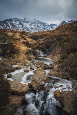 Donmuş nehir kırılgan Glen Brittle Valley, peri anket turistik. Isle of Skye, İskoç Dağlık.