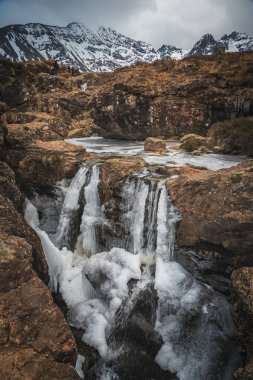 Donmuş nehir kırılgan Glen Brittle Valley, peri anket turistik. Isle of Skye, İskoç Dağlık.