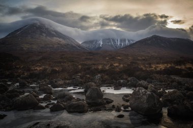 Nehir Sligachan - Isle of Skye, İskoç dağlık bölgede Sligachan. Kış saati.