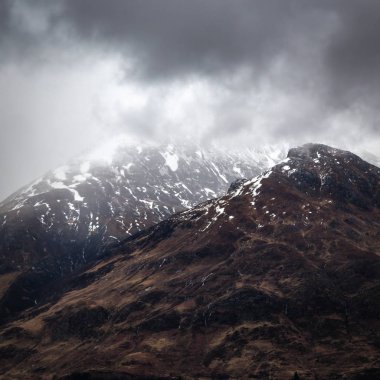 Beş kız kardeş Kintail dağ aralığının bulutlu zirveleri Loch Duich, İskoçya Highlands, İngiltere'de yakın. Geç sonbaharda.