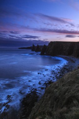 Kaya oluşumları şaşırtıcı Duncansby yığınları - Kuzey İskoçya, John o'Groats alan, yaz akşam gezisi adı.