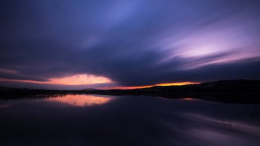 Gece gökyüzü ve manzara Nordgruvefeltet orta Norveç'te alanında uzun pozlama.