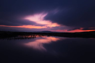 Gece gökyüzü ve manzara Nordgruvefeltet orta Norveç'te alanında uzun pozlama.