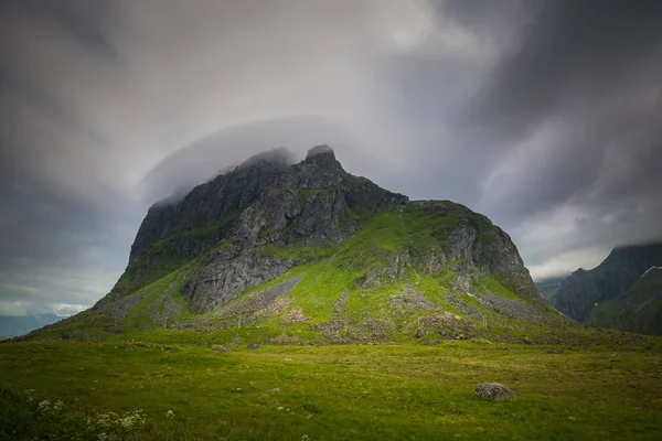 Eggum alan Lofoten Adaları'nın güzel manzara. Norveç'te yaz.