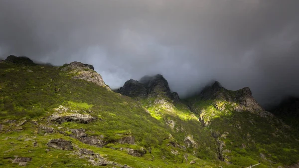 Wunderschöne Landschaft Des Eierbereichs Auf Den Erhabenen Inseln Sommerzeit Norwegen — Stockfoto