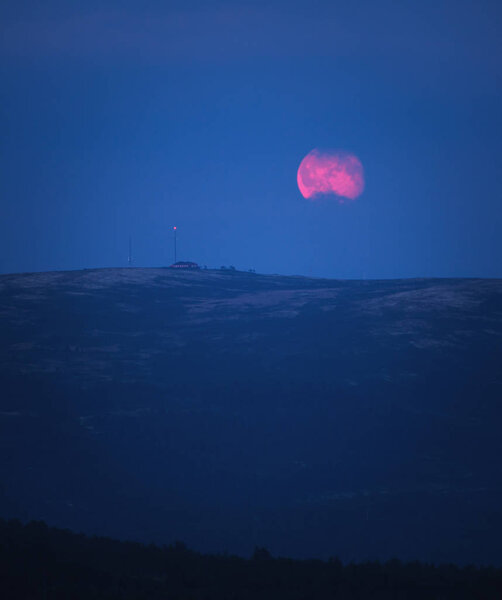 Летняя белая ночь и туманный пейзаж с полнолунием в горнодобывающем районе Грюфефельте в центральной Норвегии. Волшебное настроение поздней летней ночи
.