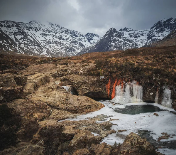 Donmuş nehir kırılgan Glen Brittle Valley, peri anket turistik. Isle of Skye, İskoç Dağlık.