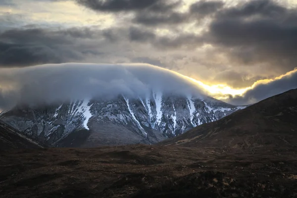 スコットランドのスカイ島 Sligachan Highalnds の近くのネーミング山を覆う朝雲 — ストック写真