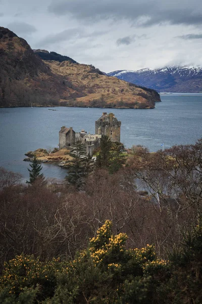 Eilean Donan Kalesi bulutlu gün üzerinde Loch Duich kıyıya. İskoçya Highlands ortaçağ kalesi. Yukarıdan görüntülemek.