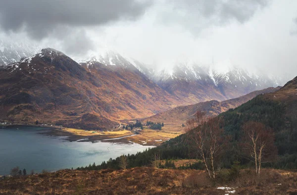 Beş kız kardeş Kintail dağlar, Loch Duich alan, İskoç dağlık kısımları kapağında bulutlar.