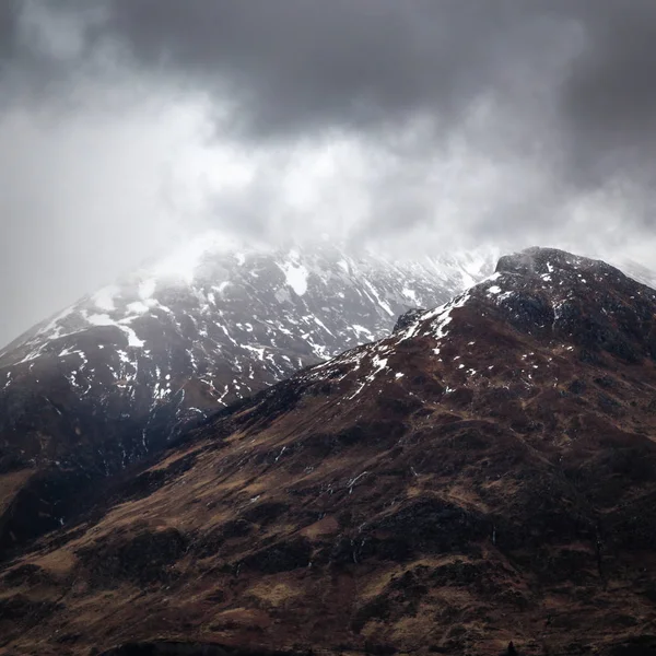 Zachmurzony Szczytów Masywu Górskiego Pięć Sióstr Kintail Pobliżu Loch Duich — Zdjęcie stockowe