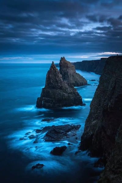 Kaya oluşumları şaşırtıcı Duncansby yığınları - Kuzey İskoçya, John o'Groats alan, yaz akşam gezisi adı.