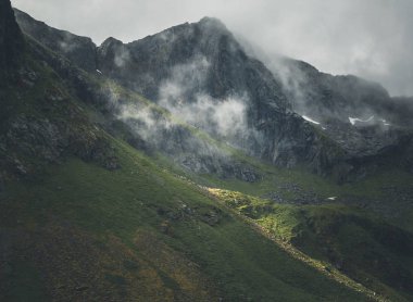 Dağlarda Flakstad Köyü, noregian çevresinde Lofoten Adaları görün. Yaz zamanı.