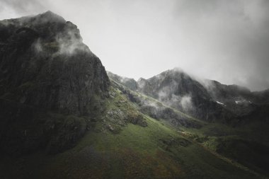 Dağlarda Flakstad Köyü, noregian çevresinde Lofoten Adaları görün. Yaz zamanı.