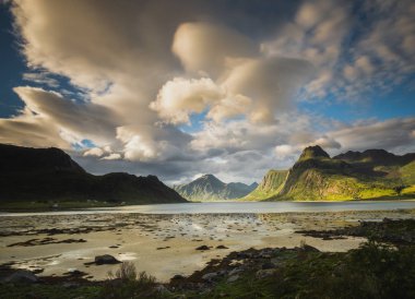 Lofoten, Norveç Flakstadpollen deniz bay inanılmaz kıyıları. Dağlarda görüntüleyin. Yaz gezisi.