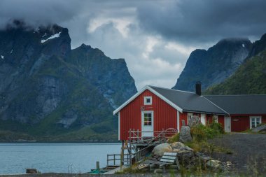 Sabah erken ışık Reine köyde Lofoten üzerinde. Norveç'te geleneksel balıkçı köyü.
