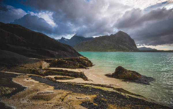 Kolory Zatokę Flakstadpollen Lofotach Norwegia Skalistego Brzegu Motywem — Zdjęcie stockowe