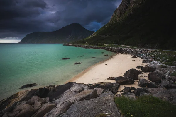 Renkler Flakstadpollen Bay Lofoten Adaları, Norveç. Kayalık kıyı'nın gerekçesi.