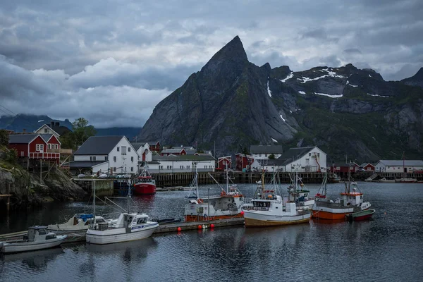Sabah erken ışık Reine köyde Lofoten üzerinde. Norveç'te geleneksel balıkçı köyü.