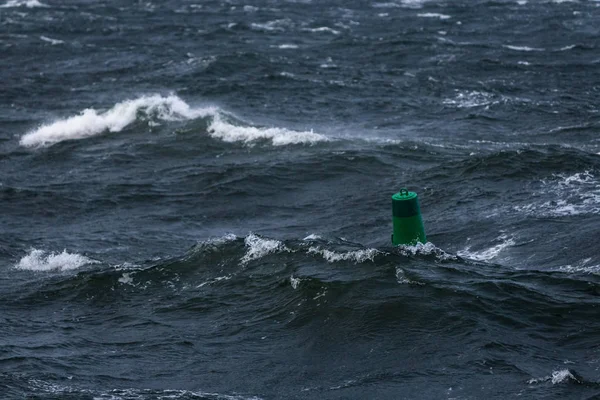 Tiempo Tormentoso Olas Rompiendo Boya Verde Del Mar —  Fotos de Stock