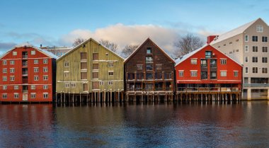 Eski ahşap binalar, dergiler, Nidelva Nehri, kış döneminde Trondheim, Norveç kıyıları tarafından.