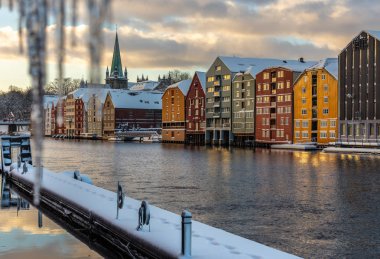 Eski evleri ve dergiler tarafından Trondheim, Nidarosdomen Katedrali arkada nehirde Nidelva. Norveç'te güzel kış saati.