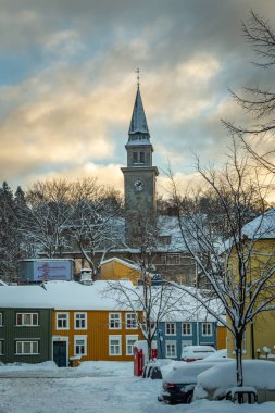 Baklandet Caddesi kar altında. Trondheim, Norveç kışın. Renkli şehir binaları, orijinal eski kasaba bakmak.