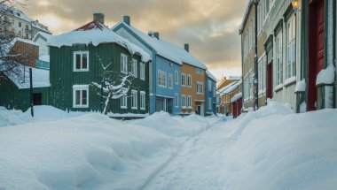 Baklandet Caddesi kar altında. Trondheim, Norveç kışın. Renkli şehir binaları, orijinal eski kasaba bakmak.