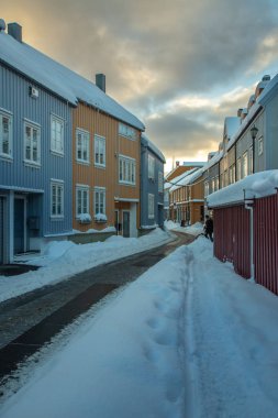 Baklandet Caddesi kar altında. Trondheim, Norveç kışın. Renkli şehir binaları, orijinal eski kasaba bakmak.