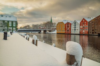 Eski ahşap binalar, dergiler, Nidelva Nehri, kış döneminde Trondheim, Norveç kıyıları tarafından.
